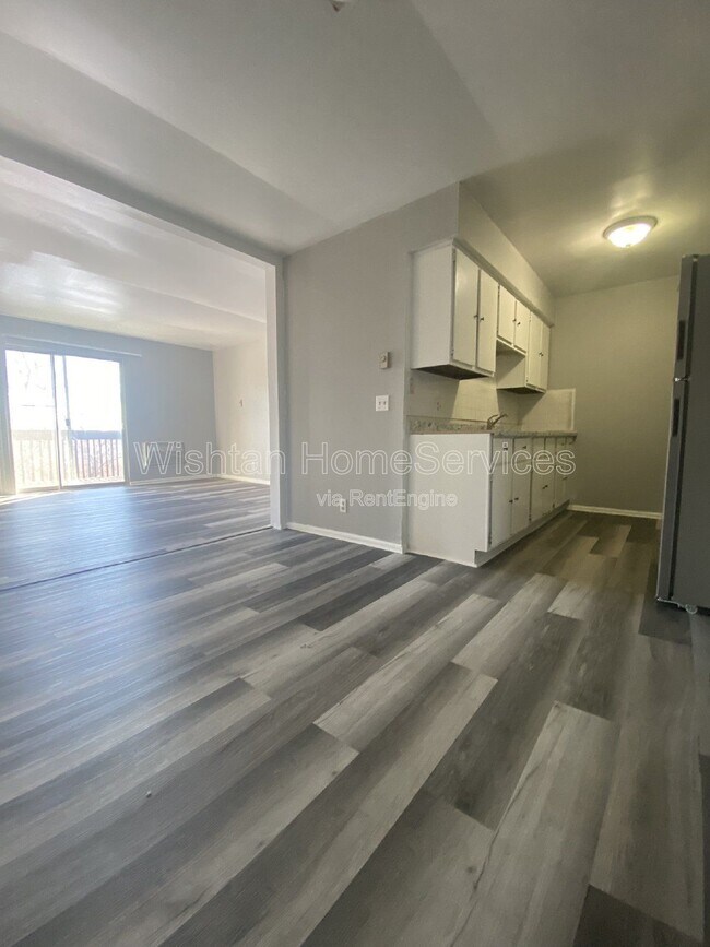 Foto del edificio - 204 Charleston Blvd