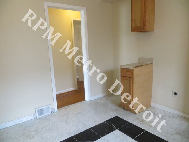 Building Photo - MOVE RIGHT IN. FOUR BEDROOM BRICK RANCH