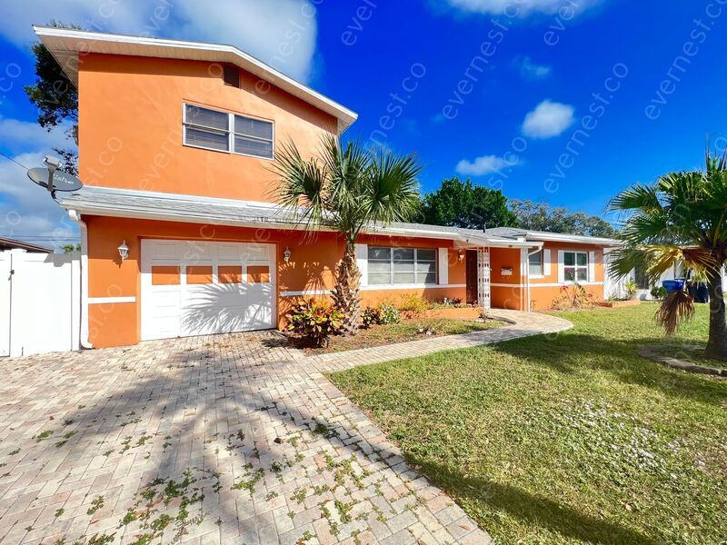 Foto principal - 2391 67th Ave S