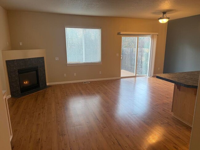 Building Photo - Beautiful Move In Ready Home