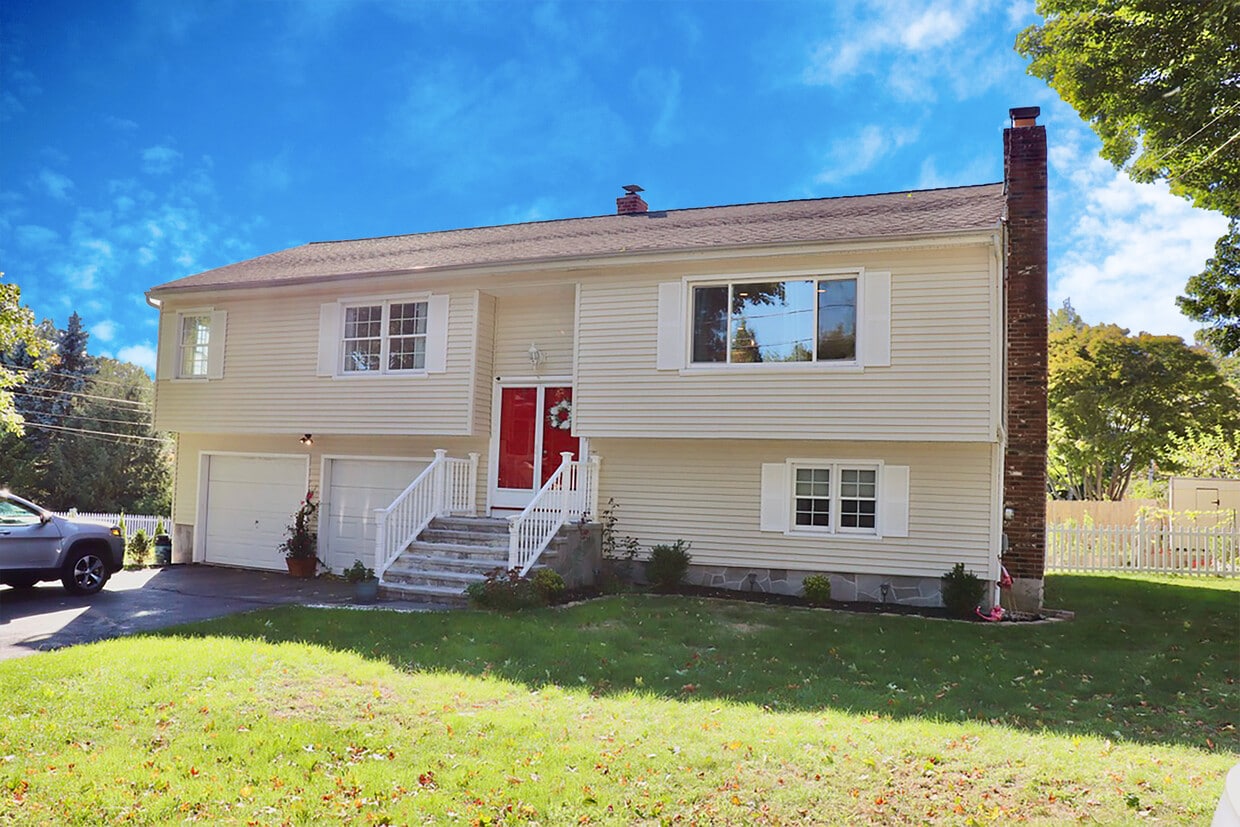 7 Crown St, Trumbull, CT 06611 House Rental in Trumbull, CT