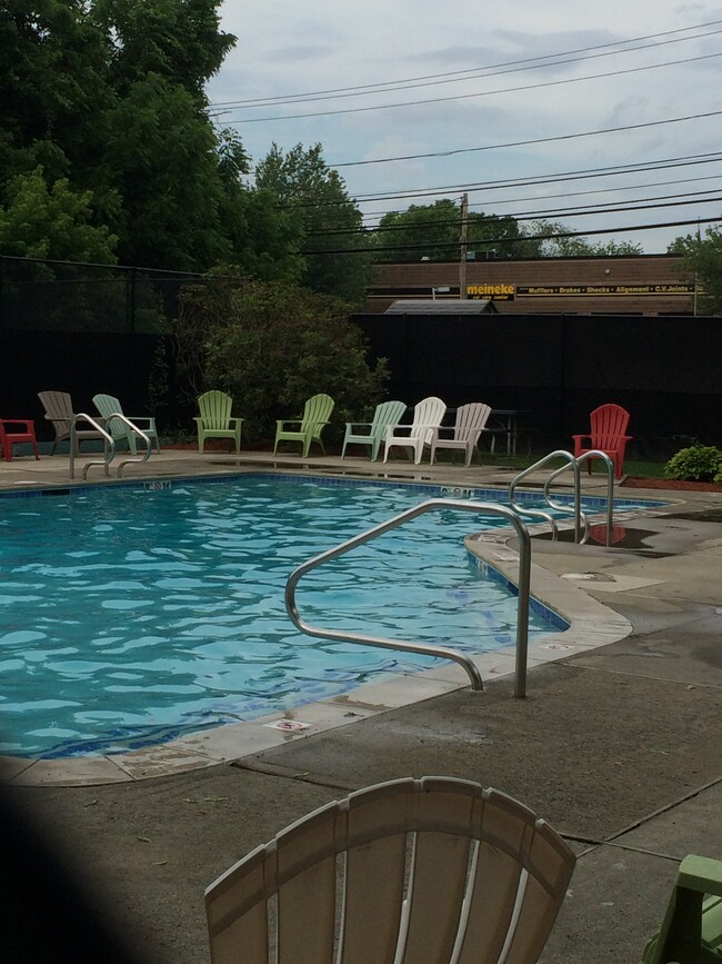 Foto del edificio - 525 Fox Hollow Dr