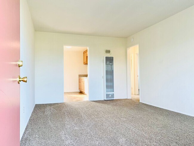 Foto del edificio - BLOCKS TO THE BAY! 2BD/1BA APARTMENT IN PACIFIC BEACH! Only $2,595mo!