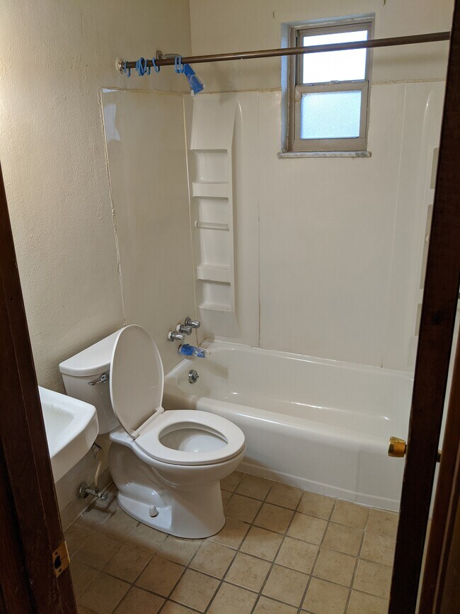 bathroom - 15 Ohio Ave #4