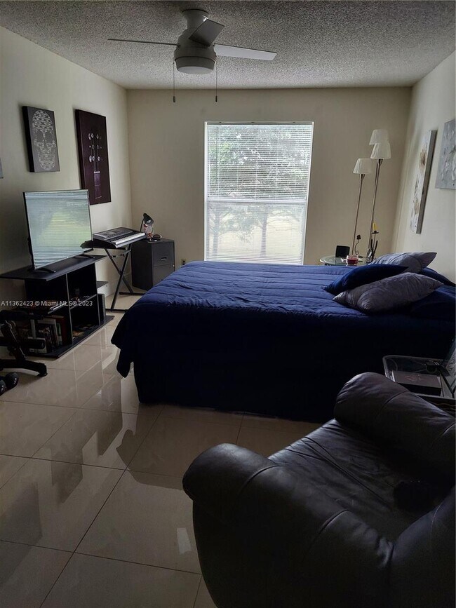 Foto del edificio - 8310 Sands Point Blvd