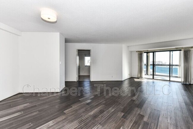 Building Photo - 900 N Stafford St
