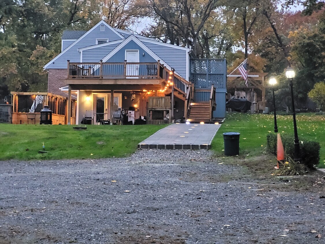 Primary Photo - 406 Field Point Rd