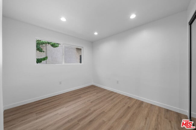 Foto del edificio - 1535 N Kingsley Dr