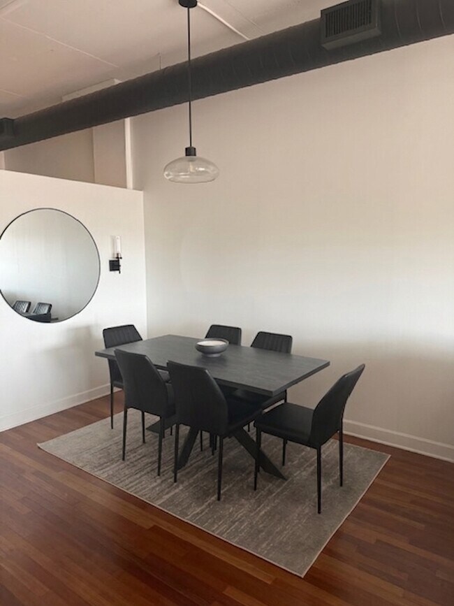 Foto del edificio - 1301 W Madison St