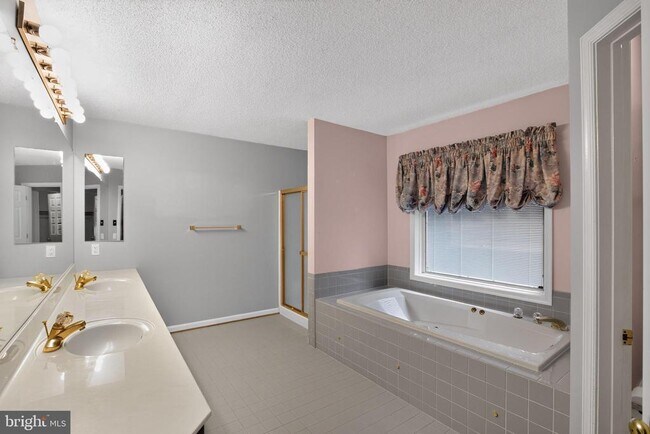 Foto del edificio - 16801 Old Field Ln