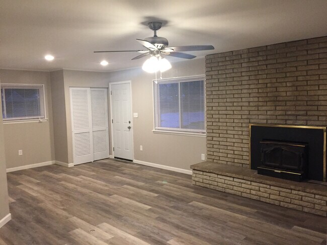 Large family room with natural fireplace - 22523 Gordon