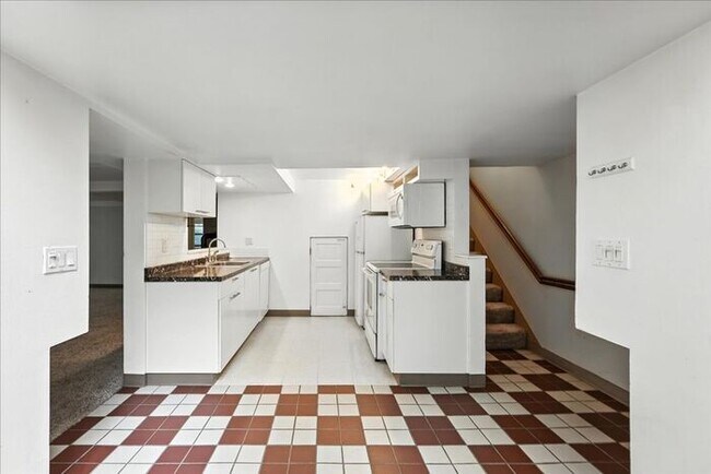 Foto del edificio - Charming Victorian Stacked Tri-Plex in the...