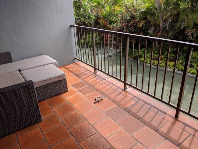Foto del edificio - 3 bedrooms, 2 full bathrooms Quiet End Unit