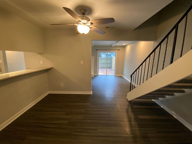 Foto del edificio - Spacious 3 Bedroom 2.5 Bath Townhome! "ASK...