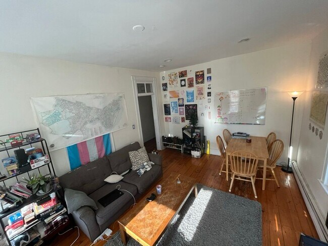 Foto del edificio - 4 Bedroom 6 min Walk from the Green Line