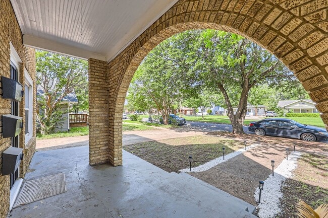 Building Photo - 225 S Oak Cliff Blvd