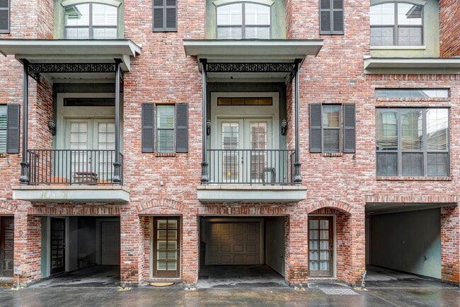 Building Photo - 2346 Camden Dr