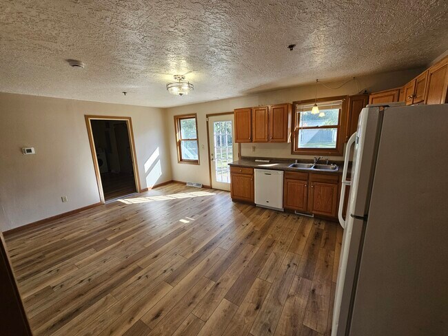 Foto del edificio - 533 Lakeshore Ct