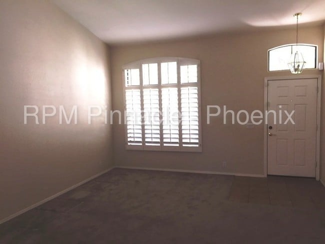 Building Photo - 2132 W Myrtle Dr