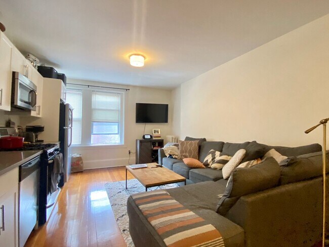 Foto del edificio - Spacious two bedroom in Brookline