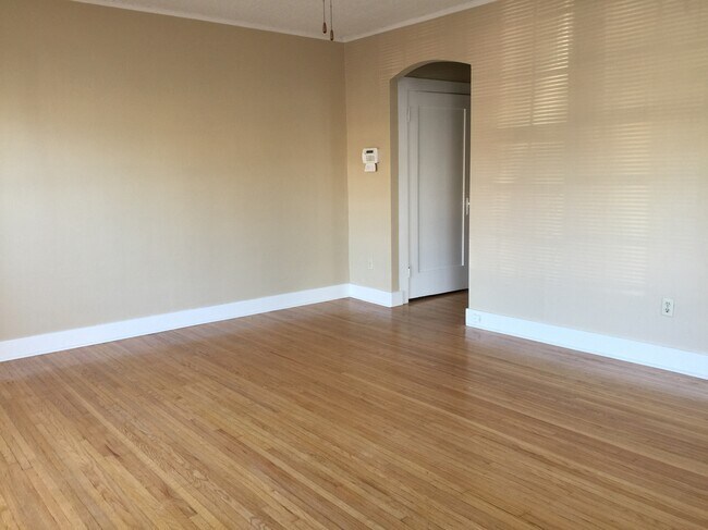 Foto del edificio - 2101 Hillcrest Dr