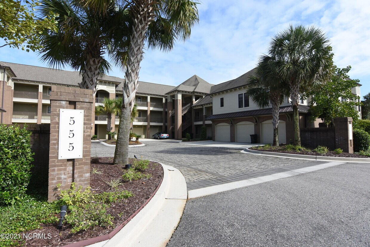 555 Grande Manor Ct Unit 205, Wilmington, NC 28405 Condo for Rent in