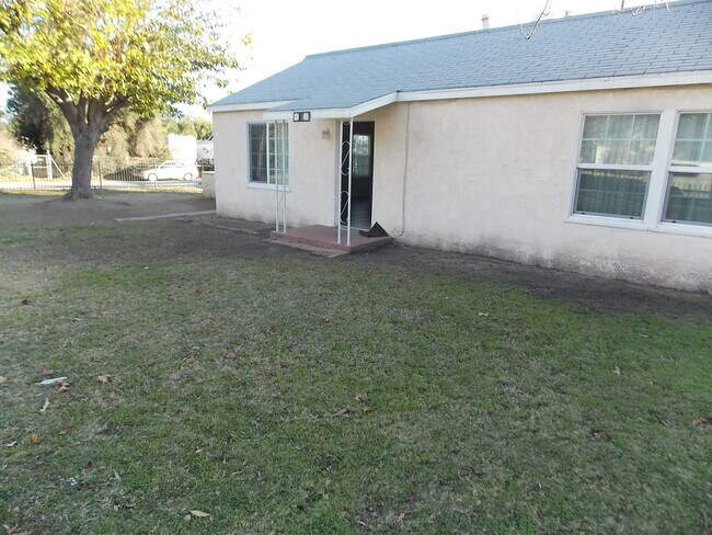 Foto del edificio - Completely remodeled - 2 Bedroom Home on Corner Lot!