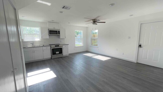 Building Photo - 7804 Crestview Dr