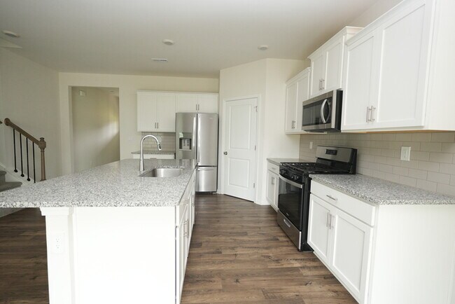 Foto del edificio - Beautiful  5 Beds 2 Baths Home in Gastonia...