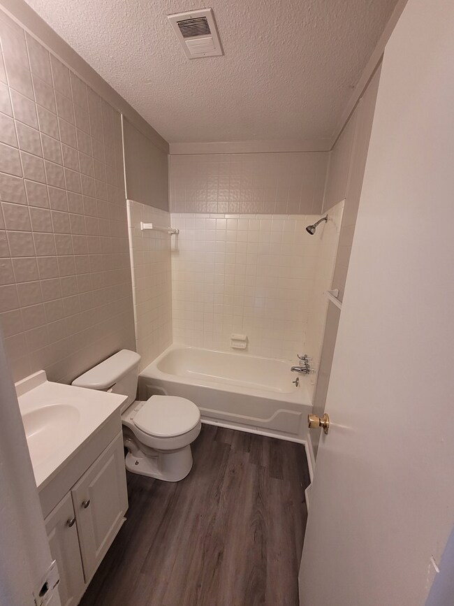 Foto del edificio - 174 Silver Birch Ln