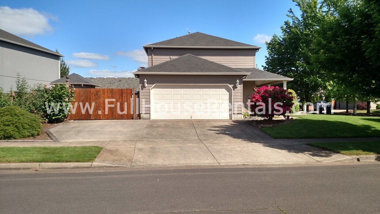 Foto principal - Gorgeous Two Story 3 Bed/ 2.5 Bath Home of...