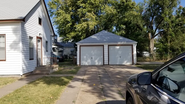 Building Photo - 3 Bedroom, 1 Bathroom House in Hoisington, KS