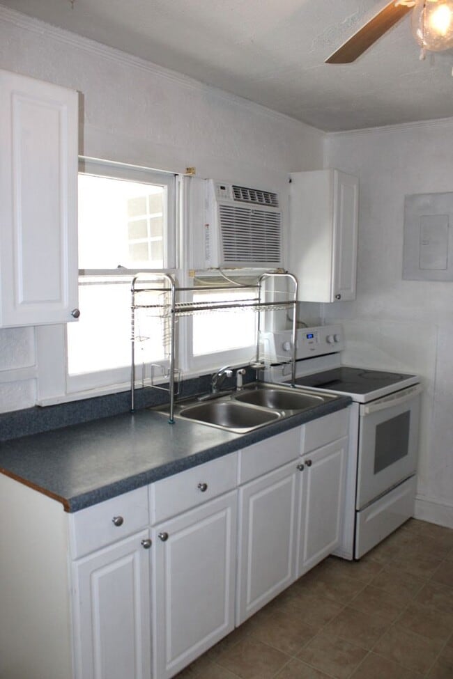 Building Photo - Apartment in Havelock