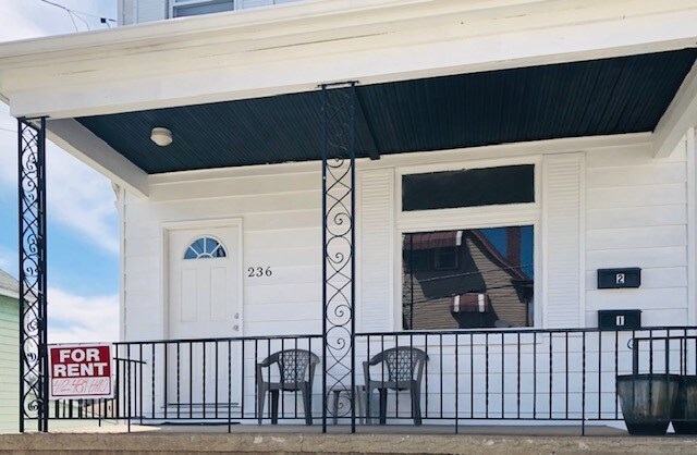 Afuera - 236 Smith Way