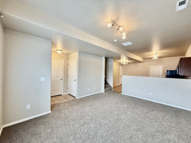 Building Photo - Amazing Views with this 3 bed, 2.5 bath Townhome