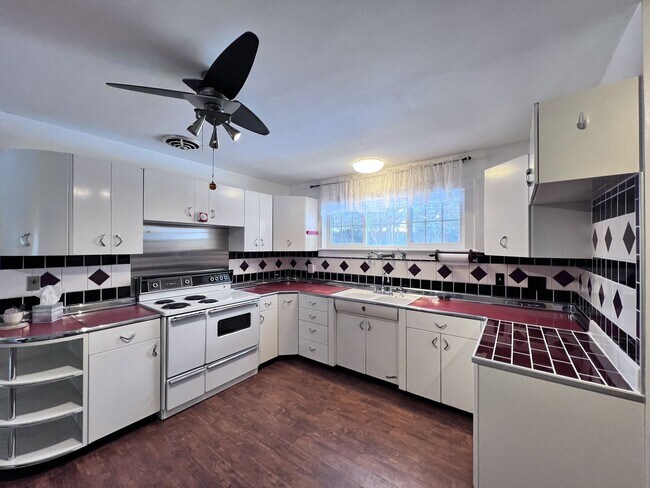 Foto del edificio - 3 BED 1.5 BATH UTILITES INCLUDED