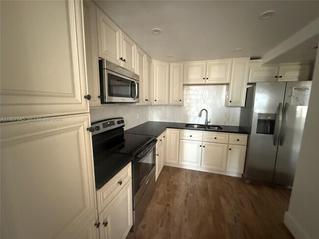 Foto del edificio - 2025 NE 164th St