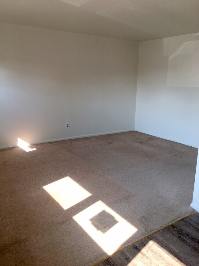 Building Photo - 502 Lawler Ter