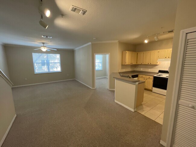 Building Photo - 2BR/2BA Visconti Townhome with 2-Car Garag...