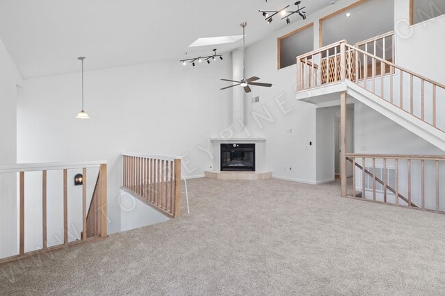 Foto del edificio - STUNNING 3BR Townhome with Garage, 1 BLOCK...