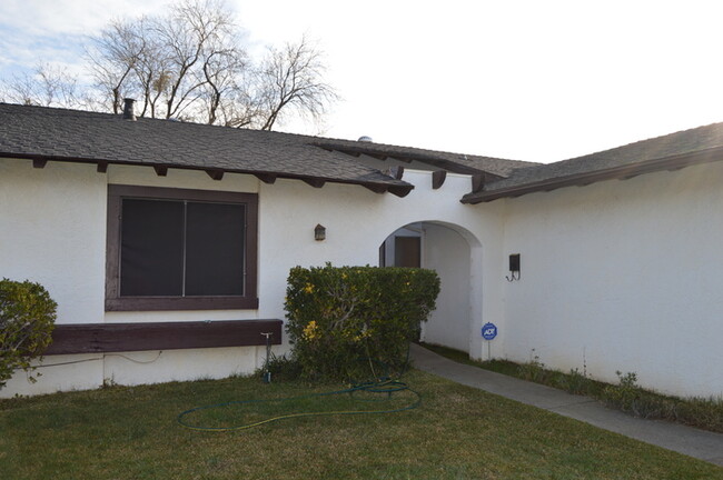 Foto del edificio - Beautiful 4 bedroom 2 bathroom home in Sac...