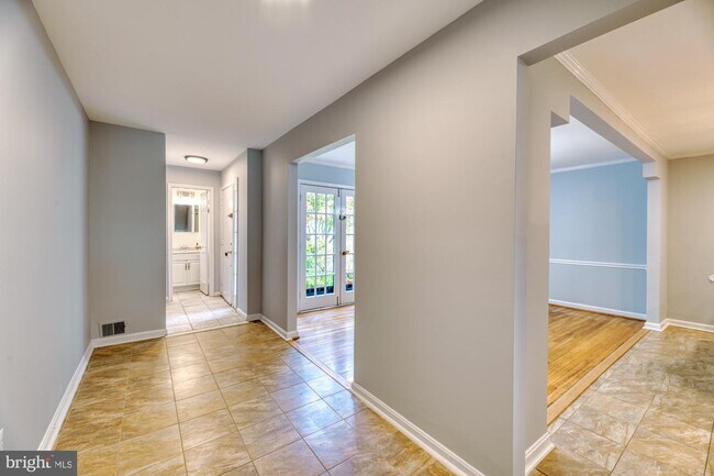 Building Photo - 2077 Hopewood Dr