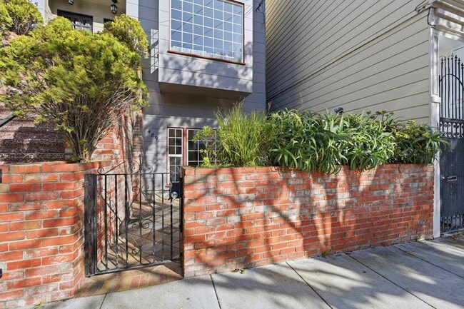 Foto del edificio - Charming Two Bedroom Condo in Dolores Heights - Please Contact for Showing Availability!
