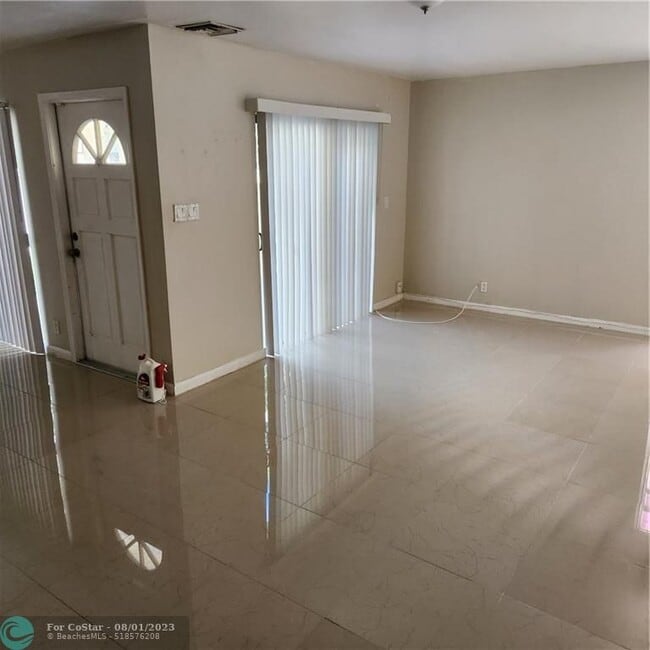 Building Photo - 4204 NW 114th Terrace
