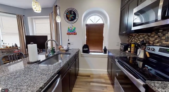 Building Photo - Renovated, luxurious 4bed/2 bath unit with laundry in unit and spacious rooms!