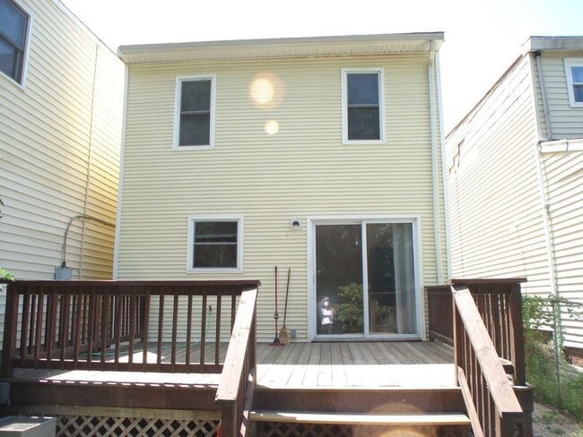 Building Photo - 1208 W Clay St