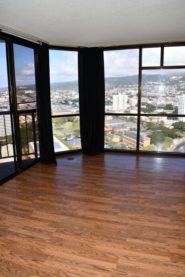 Foto del edificio - Honolulu Tower 2br/1ba/1pkg in Downtown Ho...