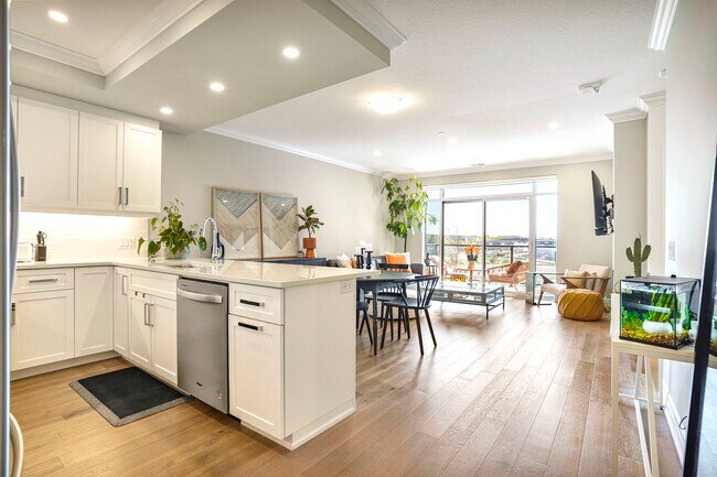 Photo du bâtiment - Luxury 2 Bedroom Condo + Den in Sunningdal...