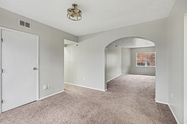 Building Photo - 562 Glenwood Ave