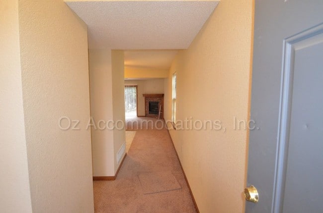 Building Photo - 309 NE Timbercreek Dr
